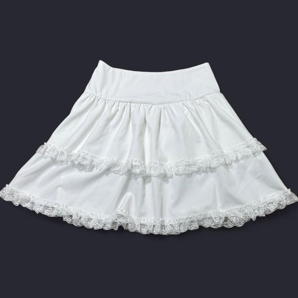 Romwe White layered lace mini skirt with a touch of coquette charm